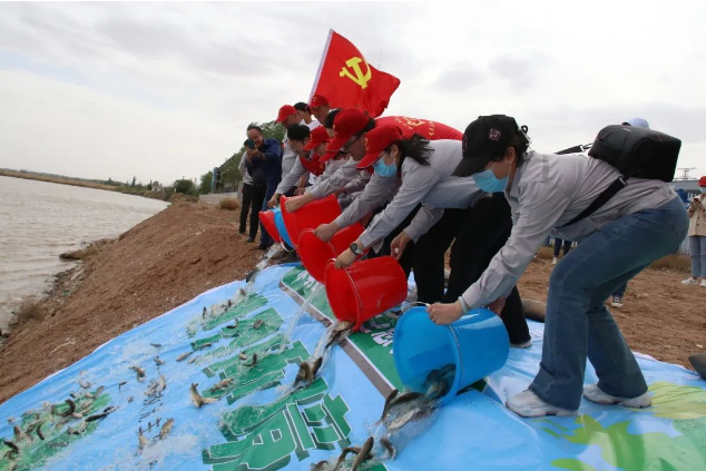 “水務(wù)藍(lán)”守護(hù)“生態(tài)綠”丨50萬(wàn)魚(yú)苗放流金沙灣